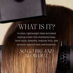 Aplicación en palmas de JVN Complete Blowout Milk para distribuir la crema suavemente.