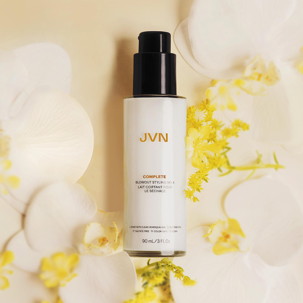 Resultado suave y brillante con JVN Complete Blowout Milk tras peinado.