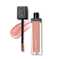 K7L brillo labial rosado natural en primer plano para look fresco.