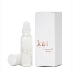 Kai perfume oil con rosa absoluta y gardenia, aroma intenso y duradero.