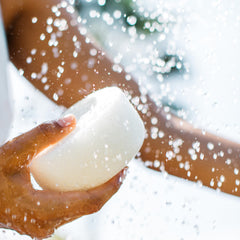 Kai Body Buffer: textura exfoliante que revela piel suave tras cada uso.