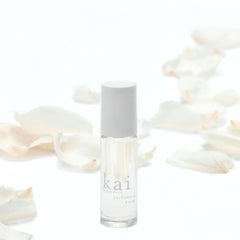 Kai botella roll-on de vidrio para aplicación suave y duradera.