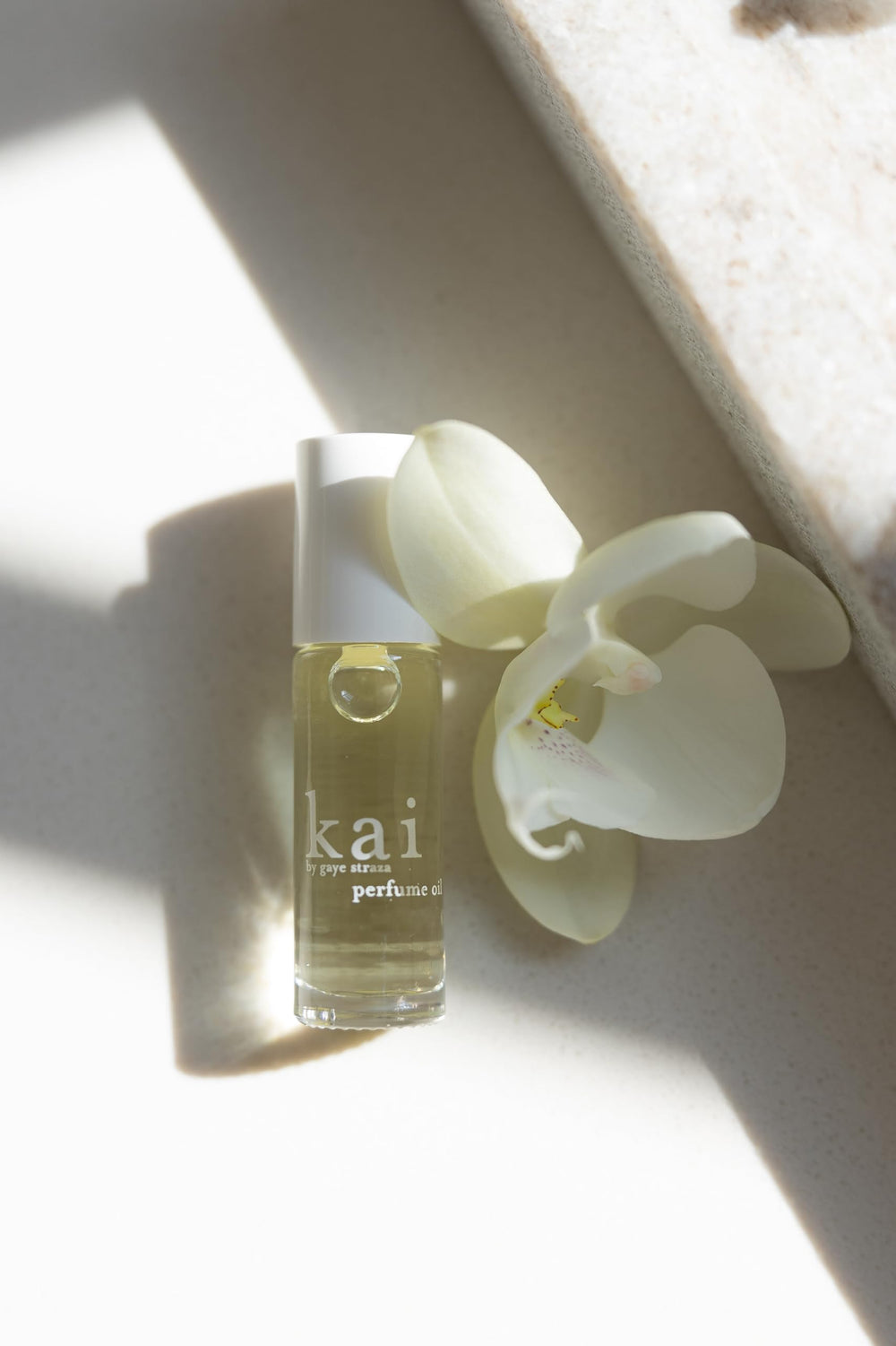 kai perfume oil, uso diario y viaje con aplicación elegante