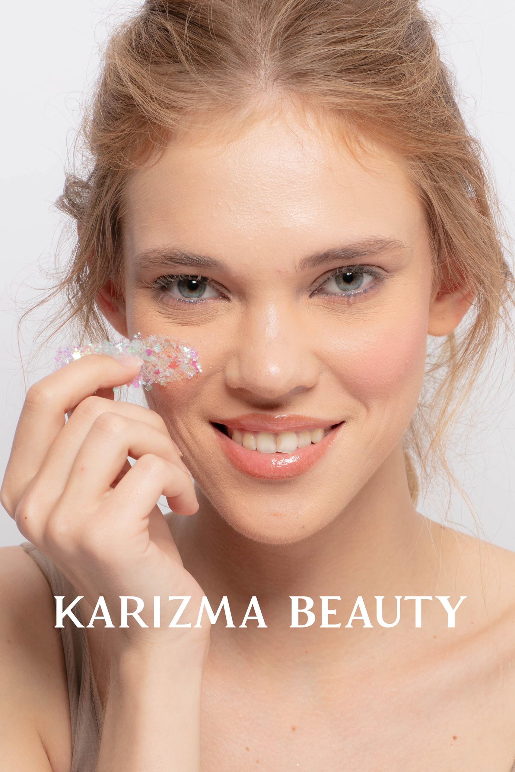 KARIZMA clavículas y hombros con purpurina para un atuendo festival.