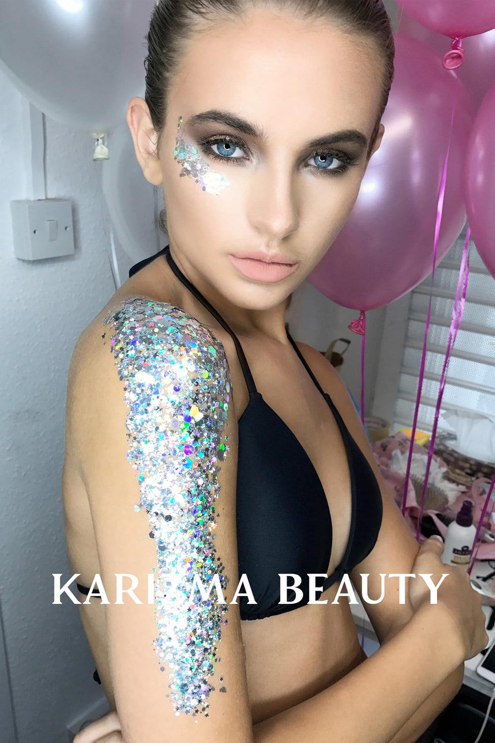 KARIZMA Glitter para ojos y rostro, aporta destellos sutiles para realzar el look.