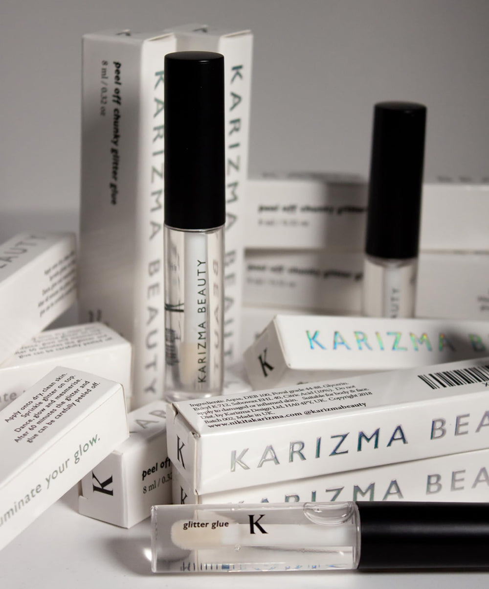 KARIZMA purpurina en ojos y rostro con brillo intenso.