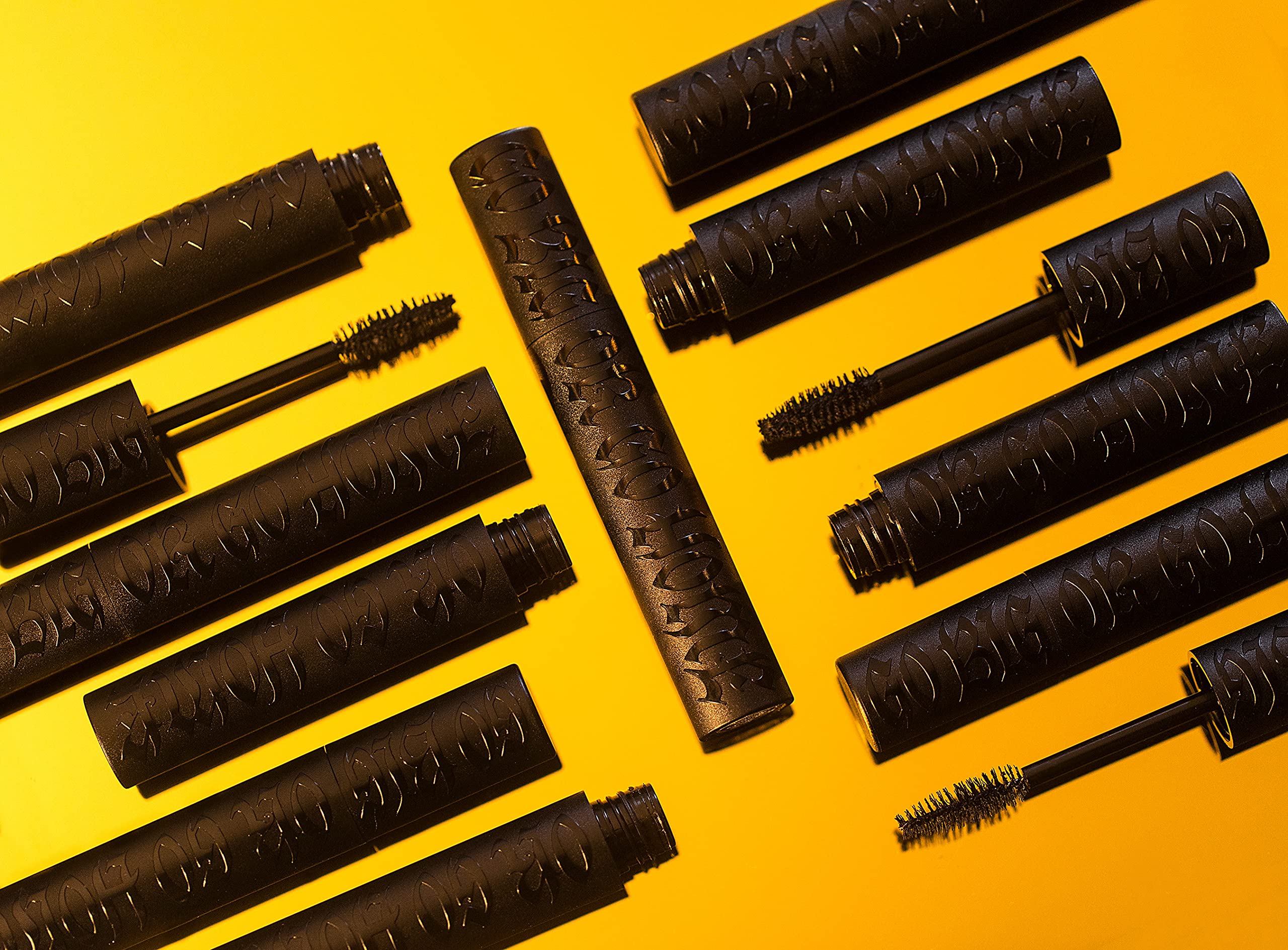 Kat Von D Go Big or Go Home, duración todo el día, pestañas definidas y sin manchas.