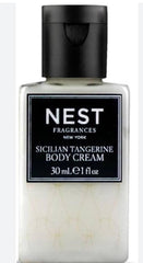 Kate McLeod Naked Stone : geste d'application pour hydrater rapidement
