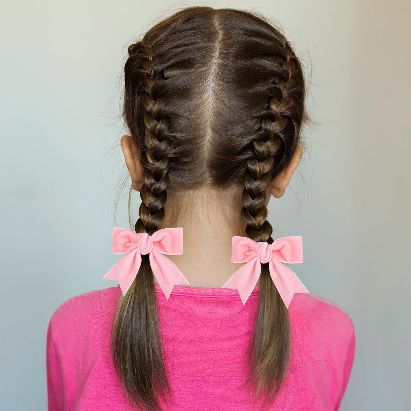 kchies uso en peinados con lazo rosado, ideal para coletas.