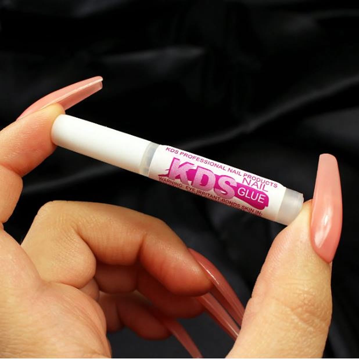 KDS pegamento adherente para plástico, ideal para fijar extensiones de uñas acrílicas.