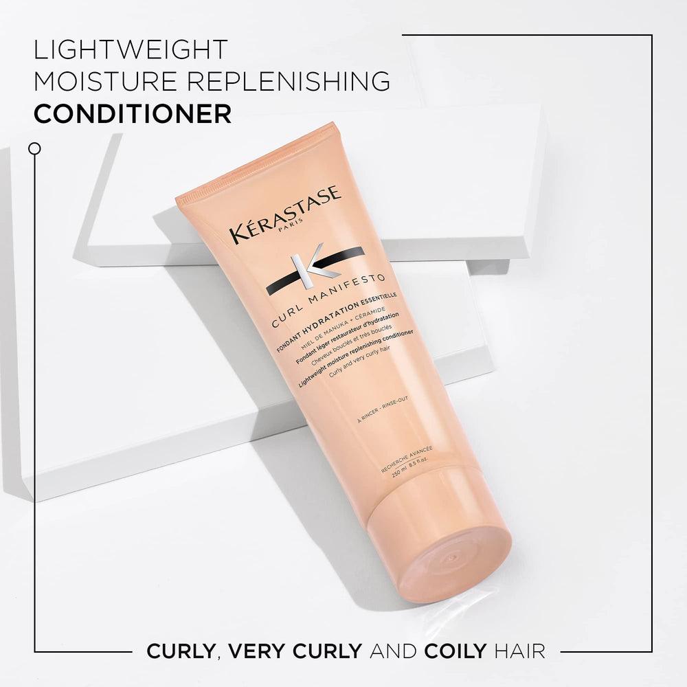 Application sur cheveux humides avec Curl Manifesto, démêlage facilité.