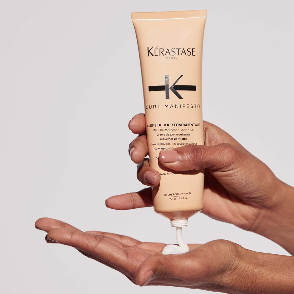 Aplicando en difusor para control del encrespamiento con Kerastase Curl Manifesto