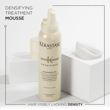 KÉRASTASE Densifique Mousse, manos aplicando, cabello fino con mayor cuerpo