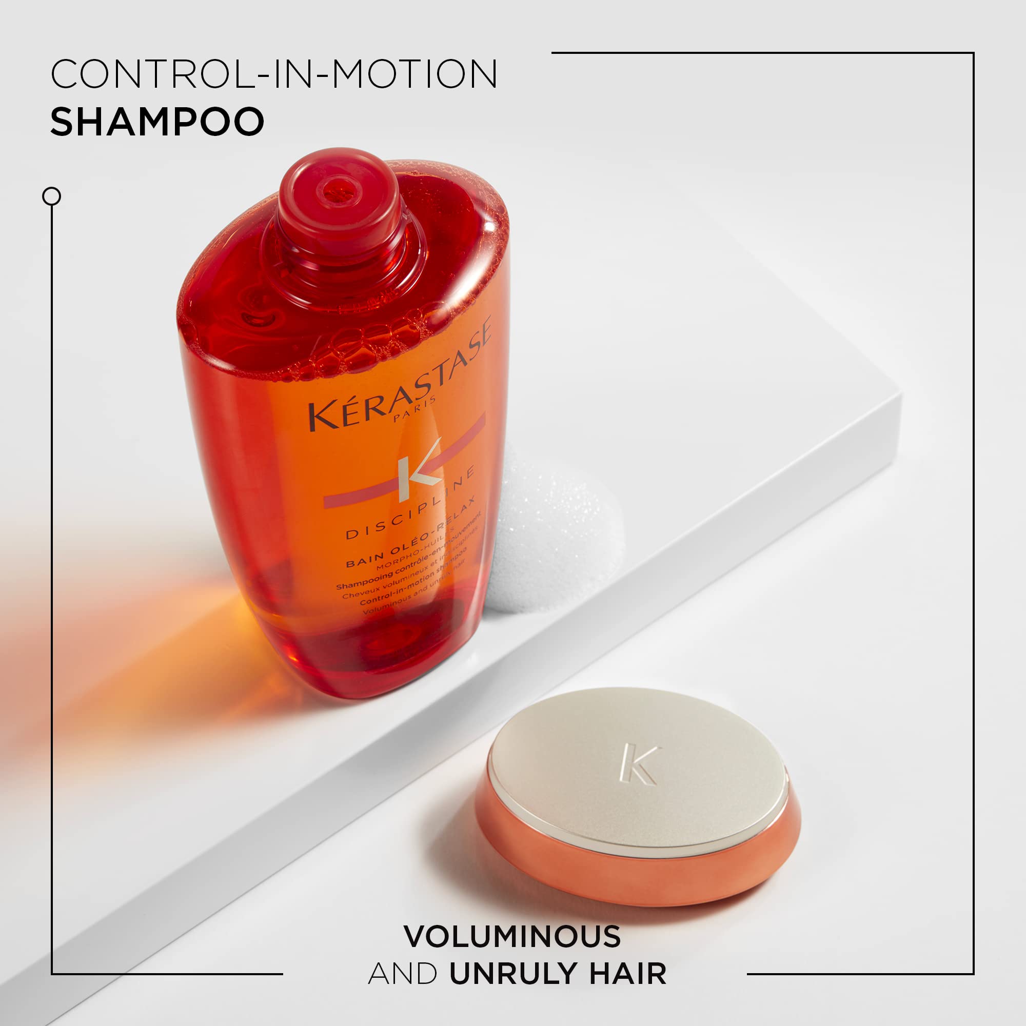 KÉRASTASE Discipline Oleo-Relax : main appliquant le shampooing sur cheveux.