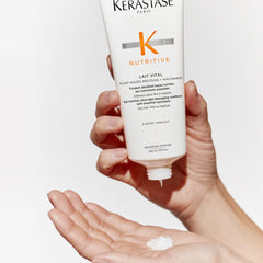 KÉRASTASE Nutritive Lait Vital: mano aplicando el producto para desenredar.