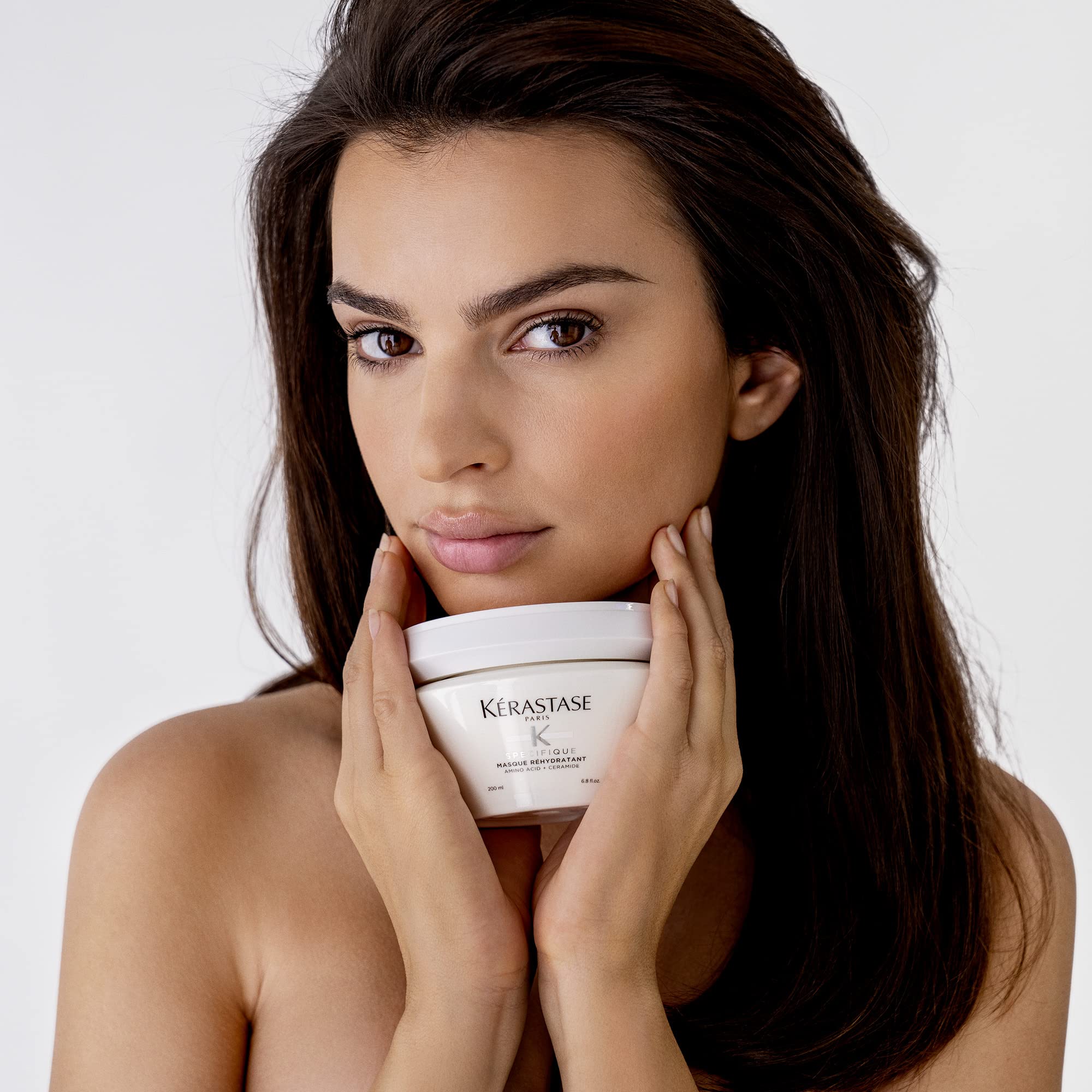 Kérastase Specifique Rehidratante, presentación elegante y uso suave para cabello con puntas secas.