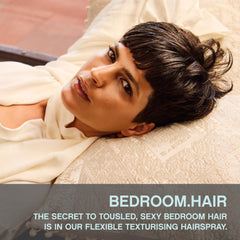 KEVIN.MURPHY BEDROOM.HAIR, aplicación de spray texturizante para textura y volumen.
