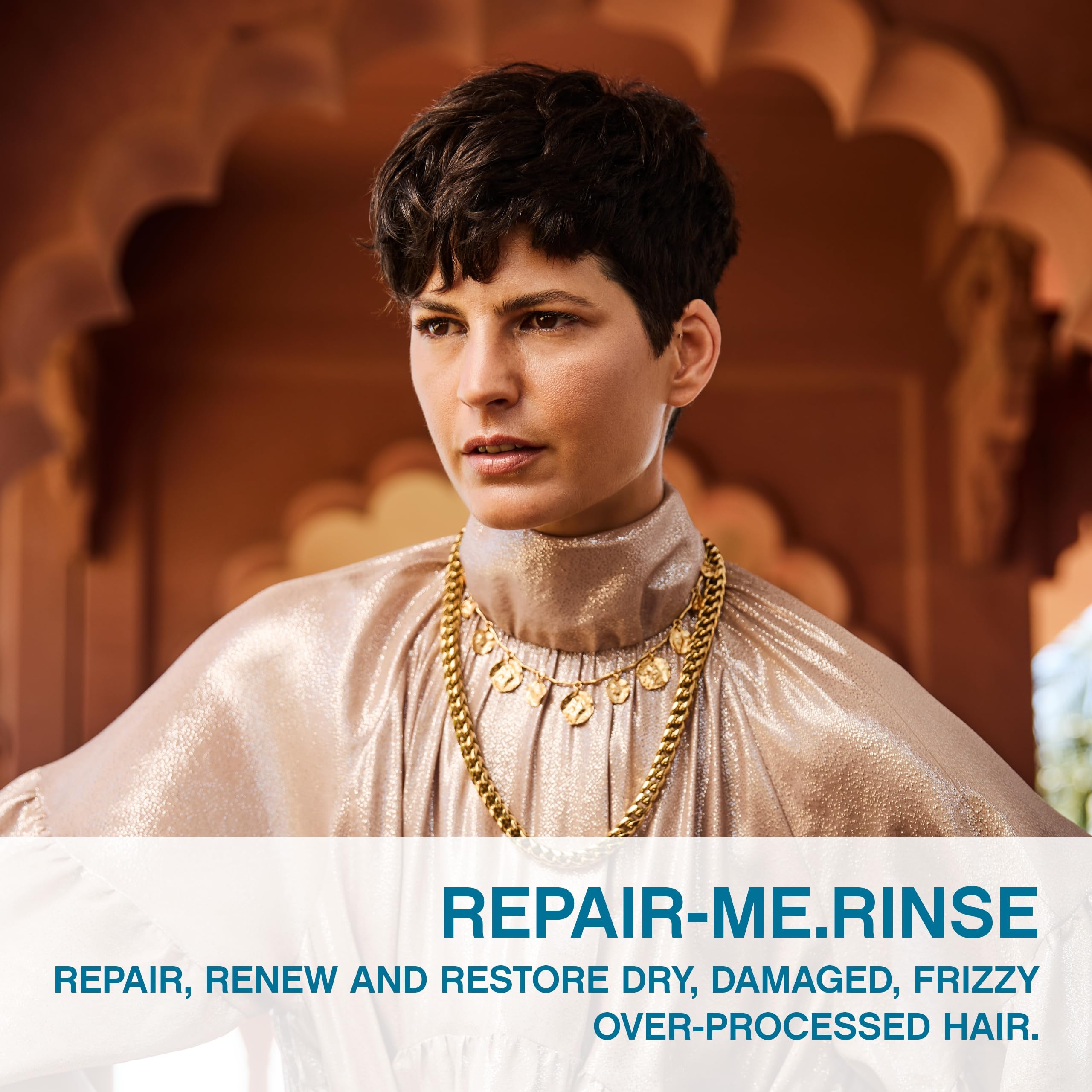 Repair-Me.Rinse, textura cremosa en la mano para hidratar y desenredar.
