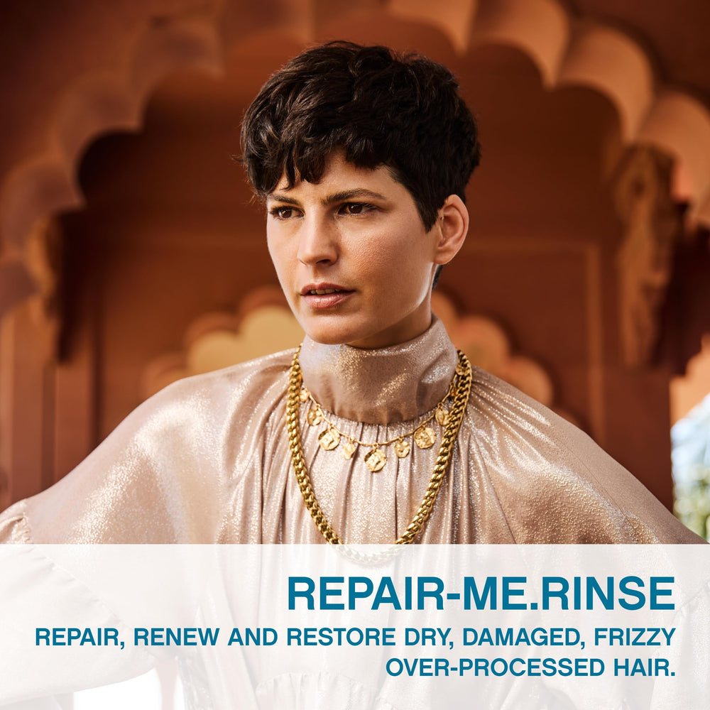 Repair-Me.Rinse, textura cremosa en la mano para hidratar y desenredar.