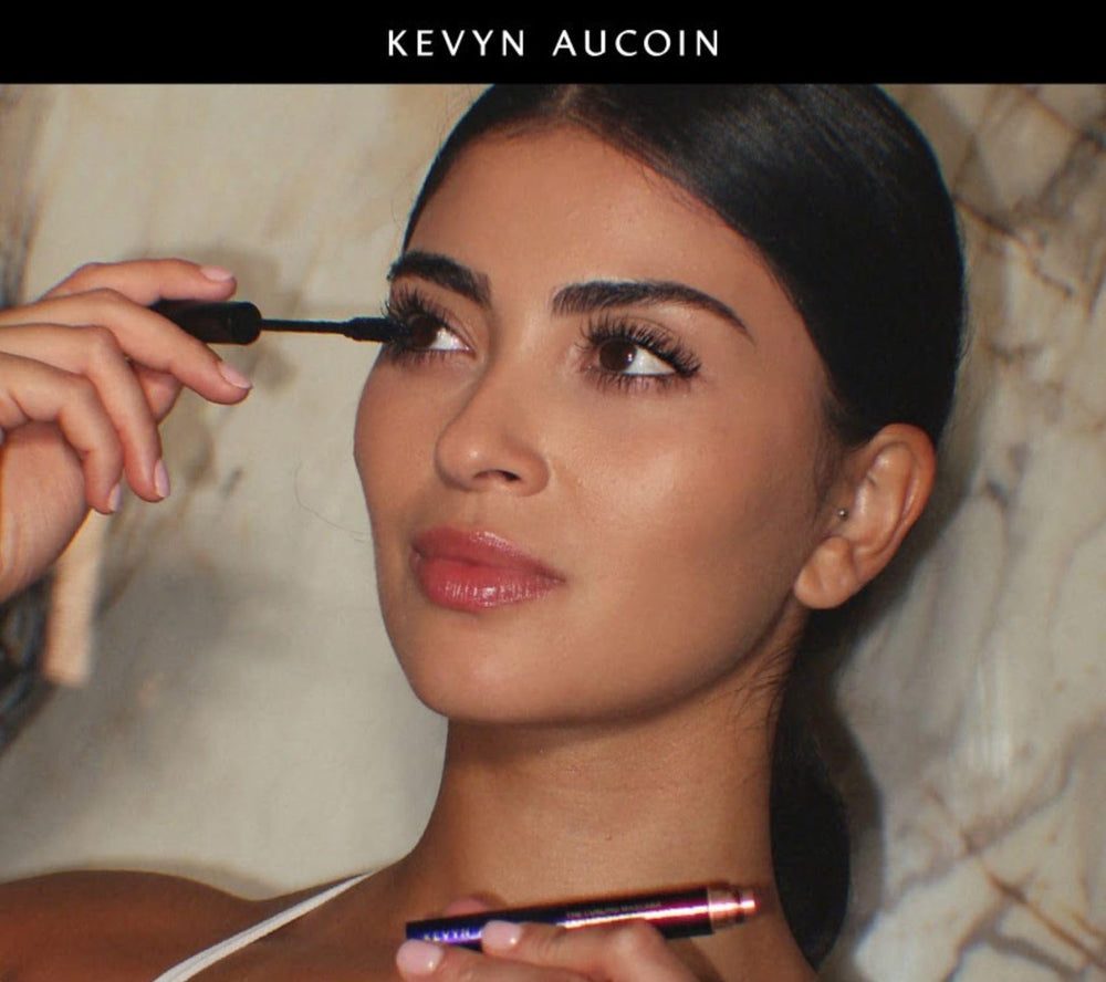 Aplicación en secciones con Kevyn Aucoin para volumen y longitud.