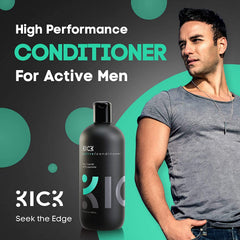 Kick Tea Tree Peppermint Condicionador, vertido en manos, cabello suave tras la ducha.