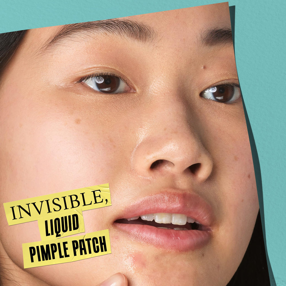 Punta de dedo aplicando tratamiento puntual en la imperfección.