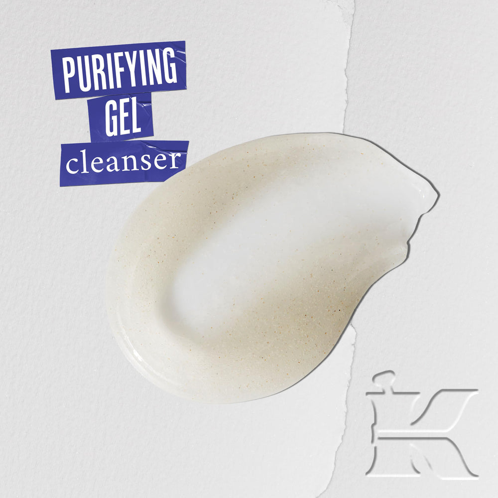Geste d'application Kiehl's Clearly Corrective sur le visage, exfolie légèrement.