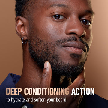 Application mains massant la barbe avec le baume King C. Gillette.