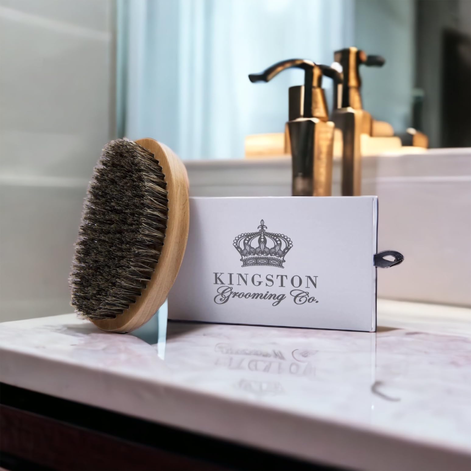 Kingston Grooming Co. Cerdas de jabalí suaves para un peinado cómodo y suave.