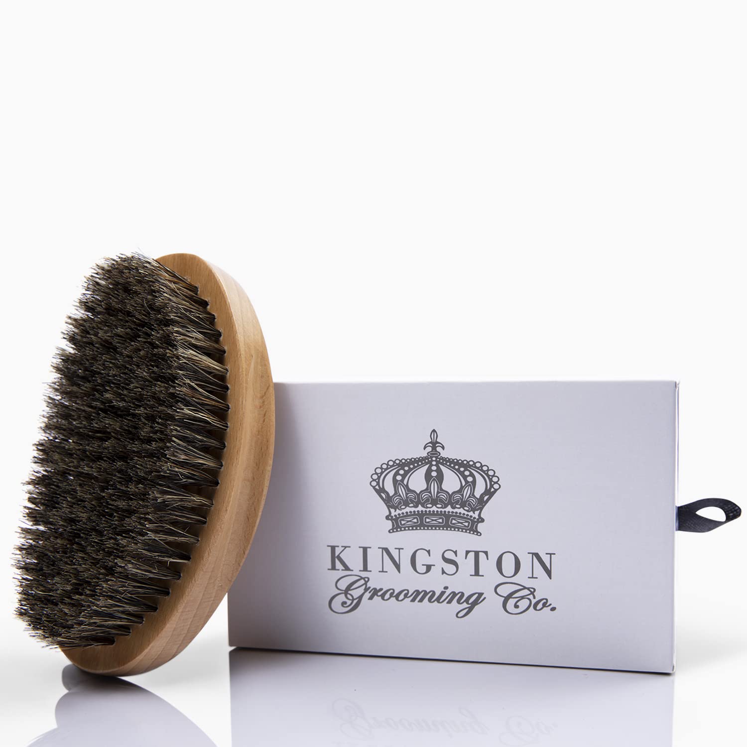 Kingston Grooming Co. Mango de madera suave al tacto.