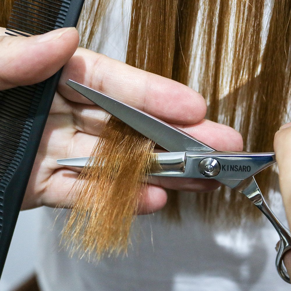 Tijeras KINSARO con hojas convexas para deslizamiento suave en cortes.