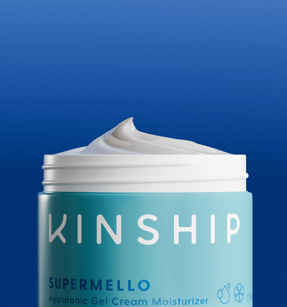 Kinship Supermello contiene ácido hialurónico y aloe para hidratación profunda y protección antioxidante.