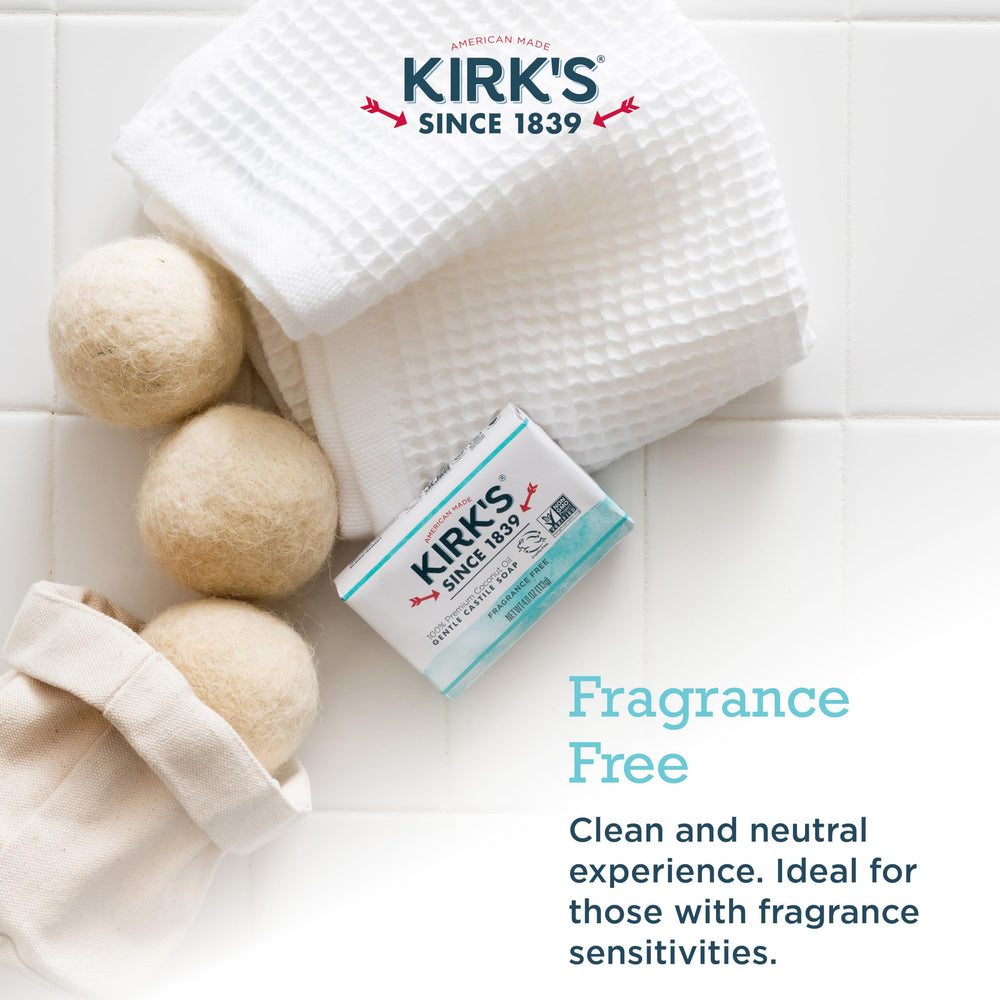 Mains utilisant Kirk's Coco Castile sans parfum