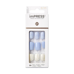 KISS imPRESS uñas sin pegamento en azul claro para un acabado profesional en casa.