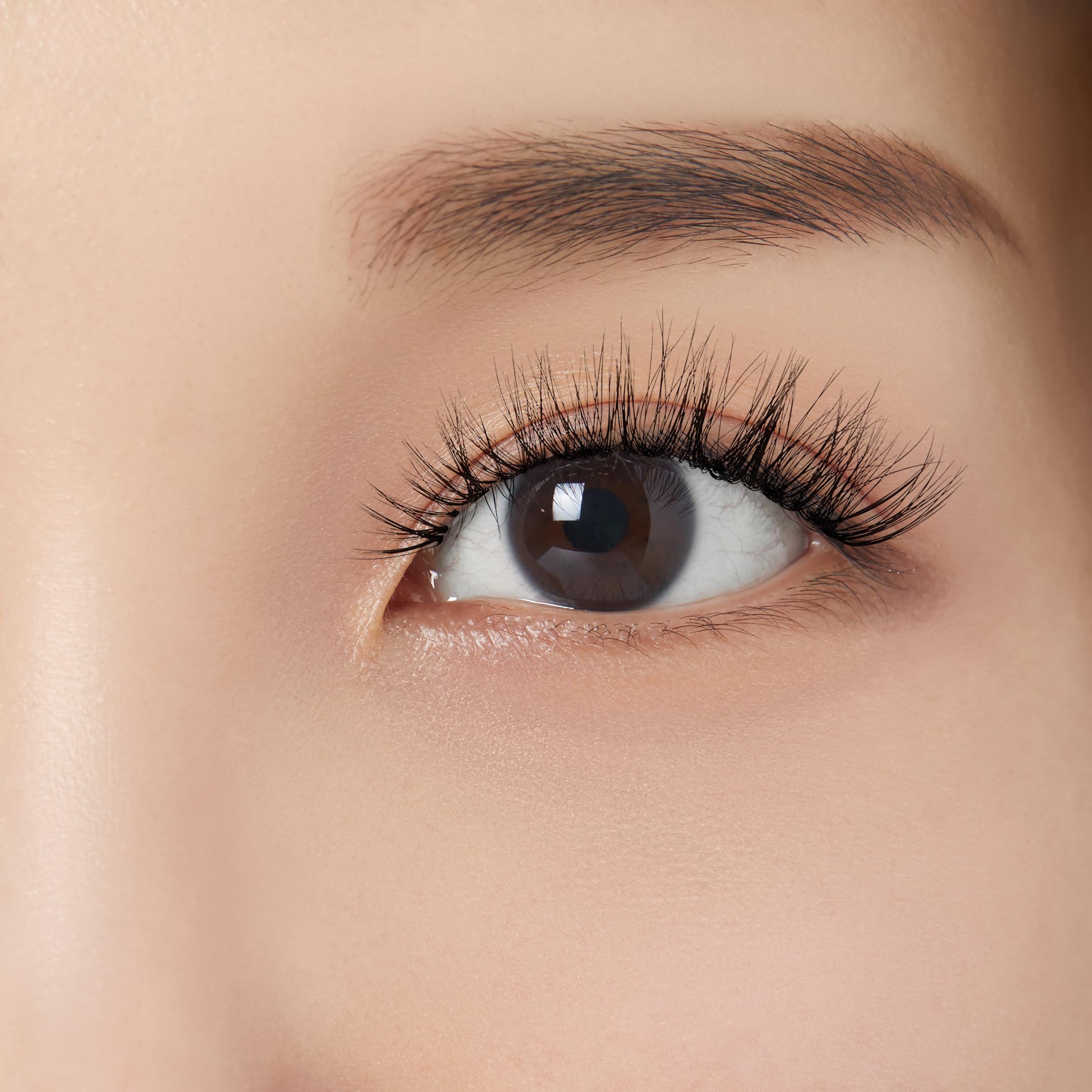 Volumen natural con KISS My Lash Bare Affair para realzar la mirada.