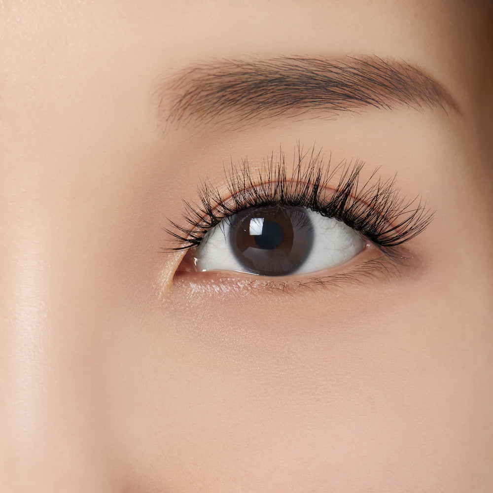 Volumen natural con KISS My Lash Bare Affair para realzar la mirada.