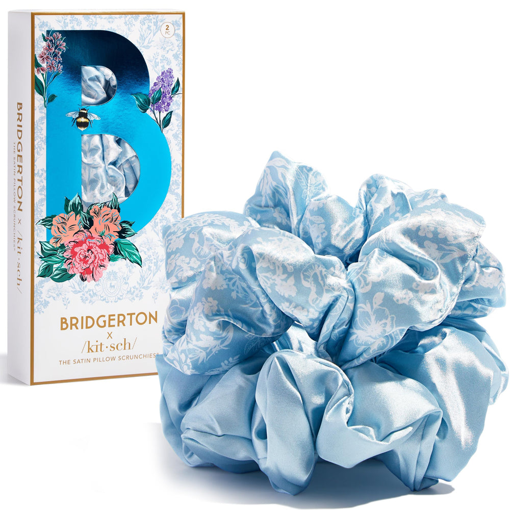 Kitsch Bridgerton scrunchies de satén en azul, detalle de textura suave para comodidad diaria.