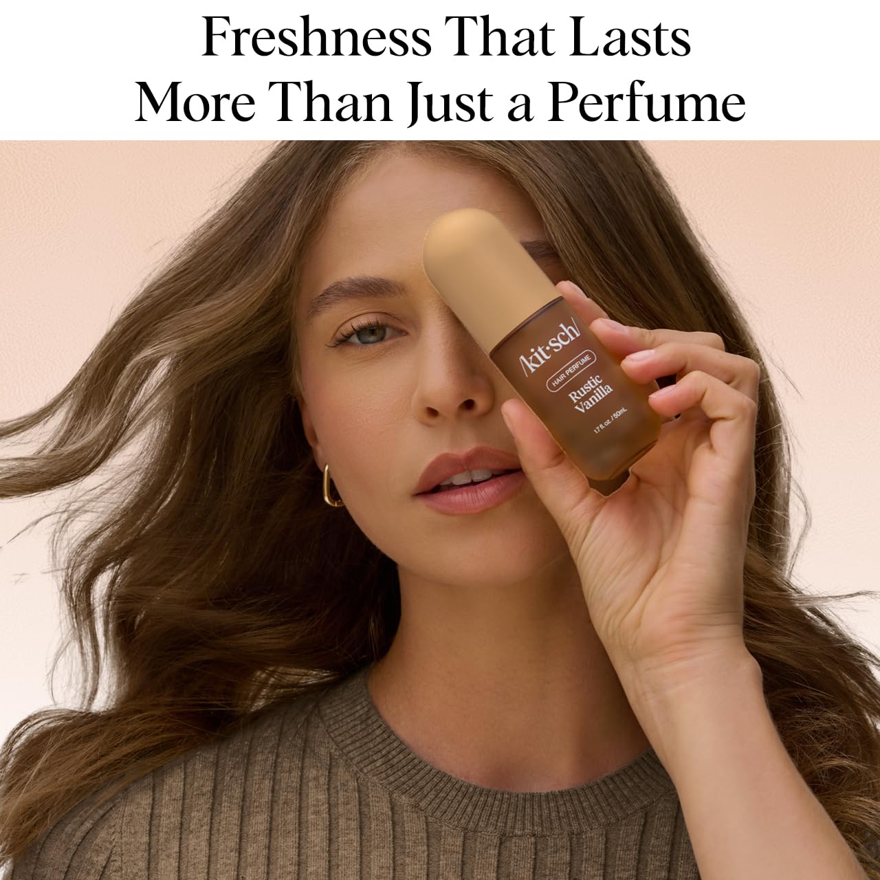 Kitsch bruma cabello vainilla rústica; refresca el peinado sin pesadez.
