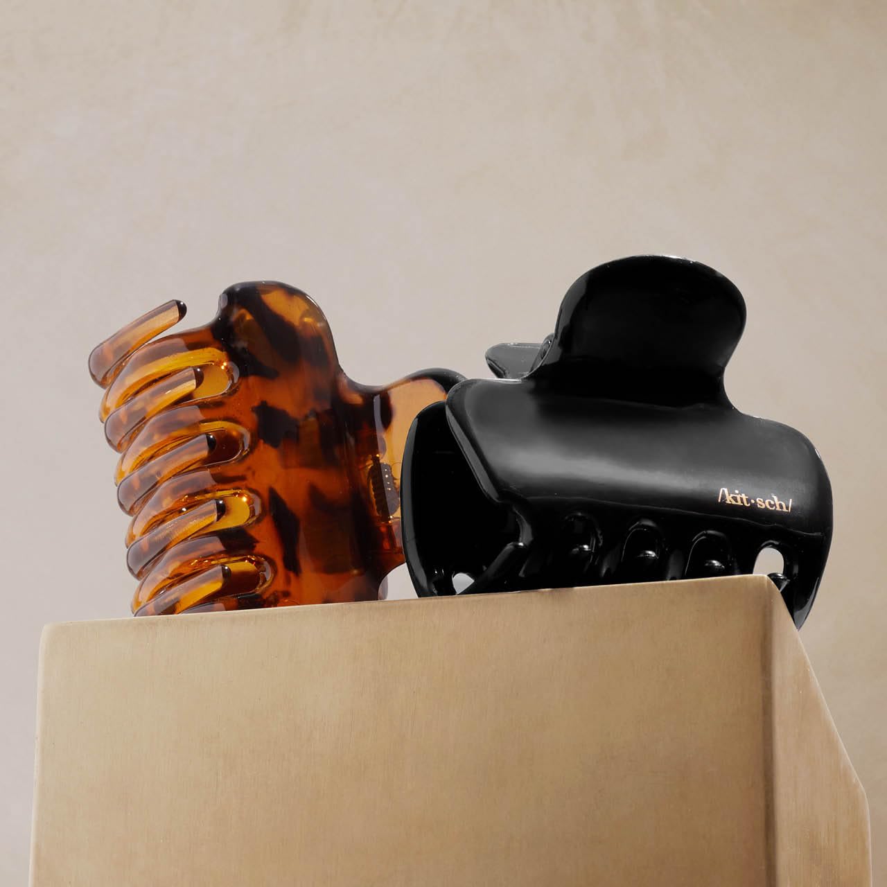 Kitsch clips acabado brillante: toque de lujo para estilos nocturnos.