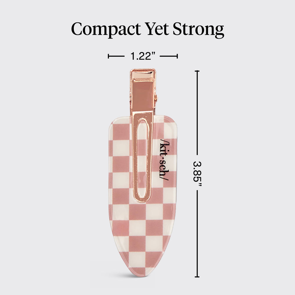 Clip de maquillaje Kitsch, cuadros terracota, flequillo fuera de la cara.