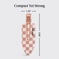 Clip de maquillaje Kitsch, cuadros terracota, flequillo fuera de la cara.