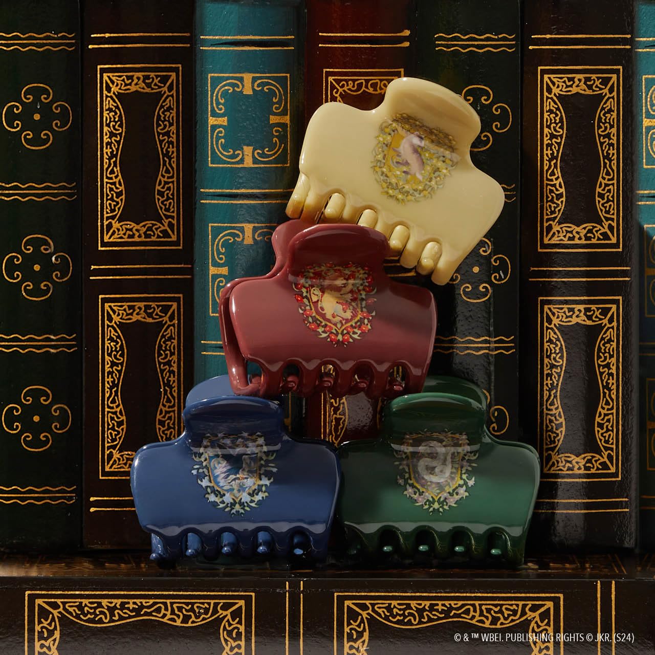 Pinza Kitsch con emblema Hufflepuff combina arte y función