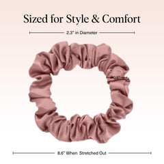 Kitsch Satin Scrunchies textura satinada terracota, tacto suave para comodidad diaria.
