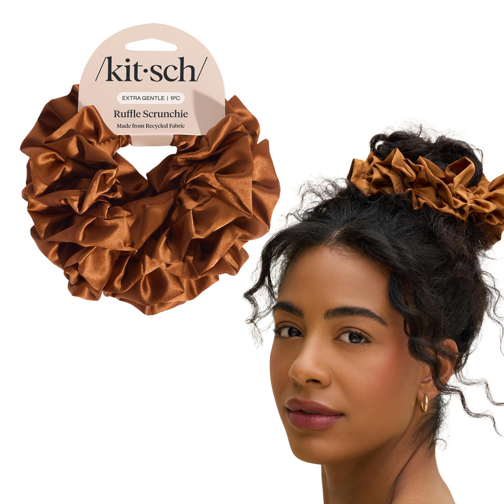 Kitsch scrunchie de satén reciclado con volantes camel para un estilo suave