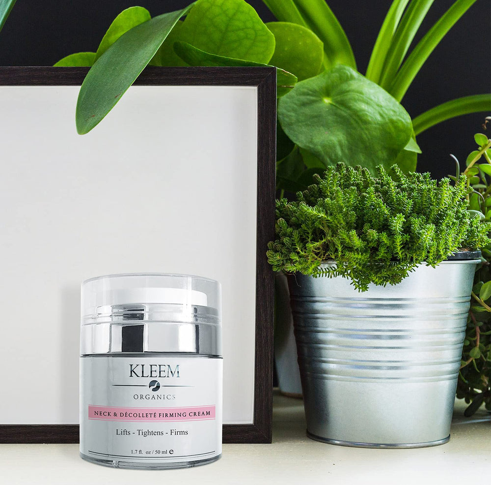 Kleem Organics contiene retinol, péptidos y colágeno para elasticidad.