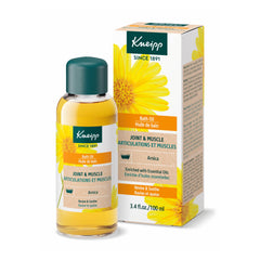 Kneipp aceite de baño de arnica vertido en agua para un baño relajante.