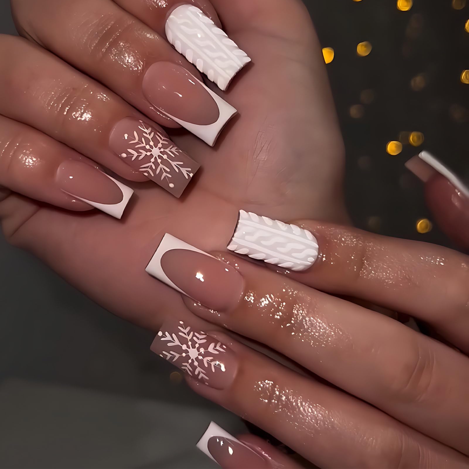 Koopnati uñas navideñas falsas con copos de nieve para un look festivo y elegante.