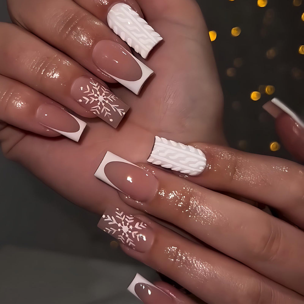 Koopnati uñas navideñas falsas con copos de nieve para un look festivo y elegante.
