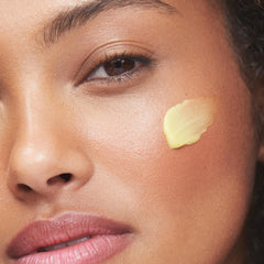 KORA Organics Turmeric Glow Moisturizer, textura cremosa: base ideal para maquillaje ligero.