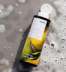 KORRES Limpiador Corporal Renovador, fragancia cítrica de pera bergamota en la ducha.